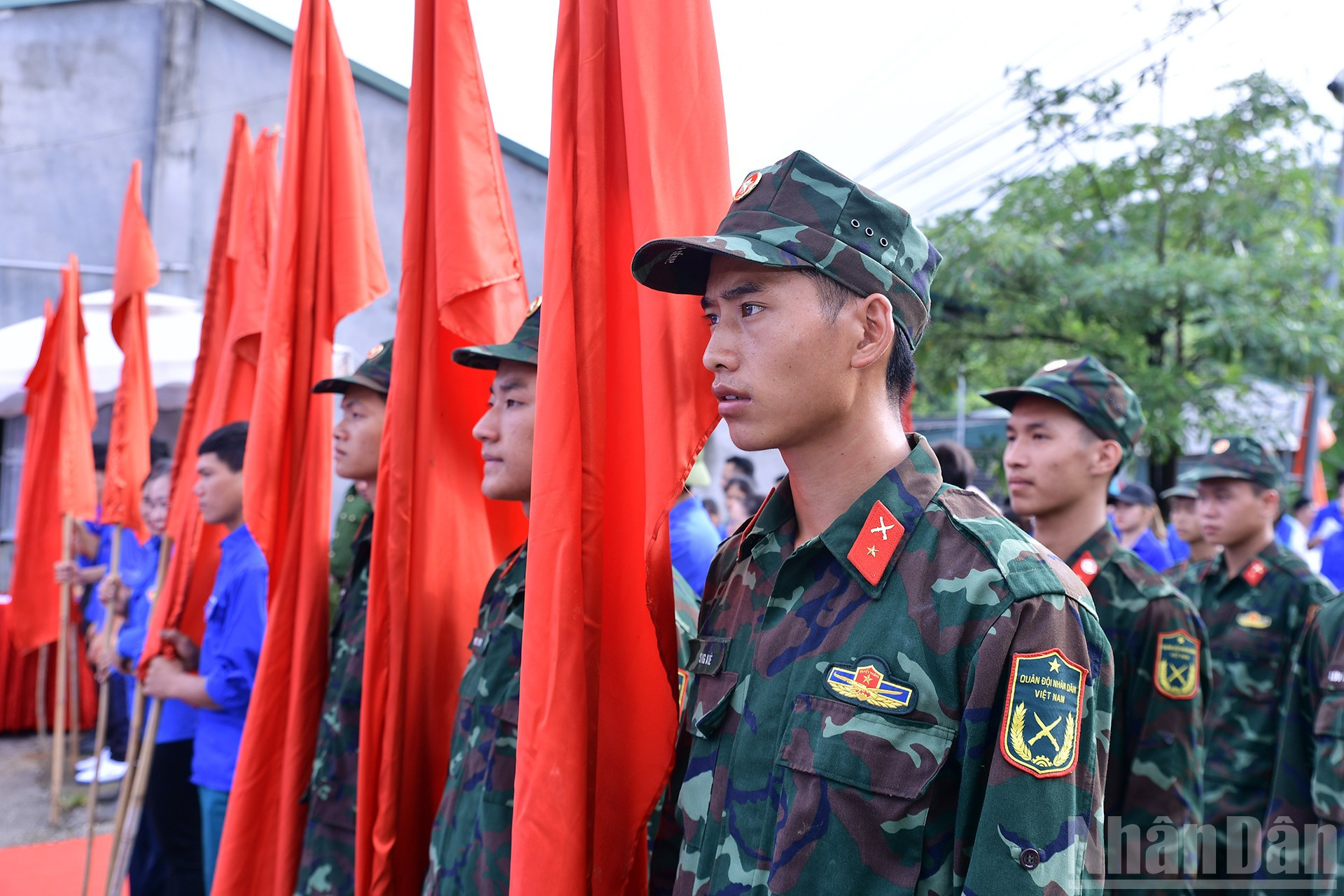Đông đảo thanh niên từ nhiều lực lượng có mặt tại buổi lễ từ sáng sớm. ndo_br_miu-3467.jpg