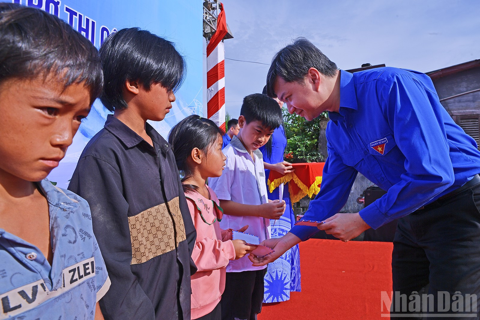 Dịp này, Ban tổ chức đã trao nhiều suất học bổng tặng thiếu nhi địa phương hoàn cảnh khó khăn. ndo_br_miu-3514.jpg