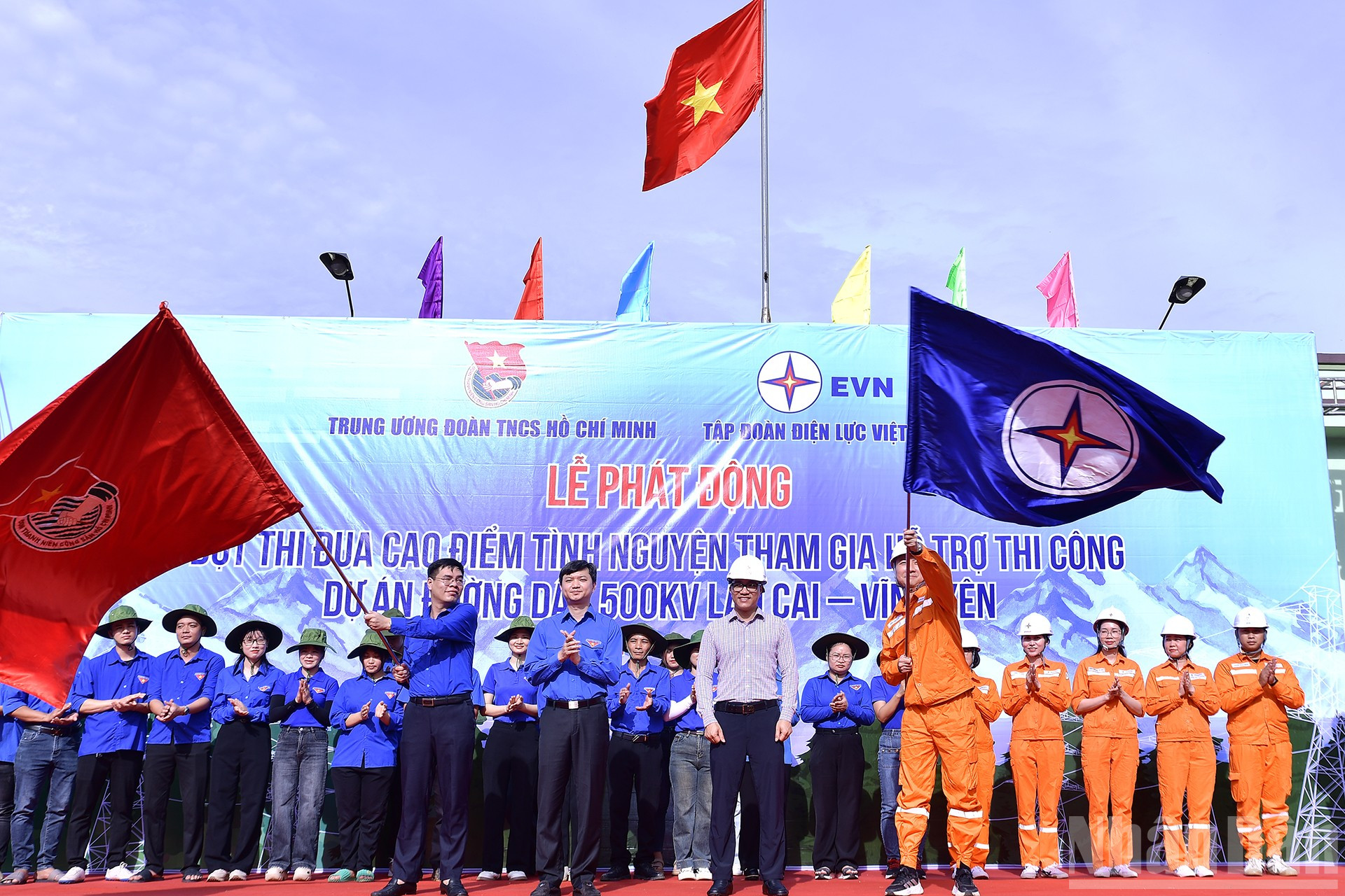 Đại diện Trung ương Đoàn, Tập đoàn Điện lực Việt Nam và Tỉnh đoàn Lào Cai phát động đợt thi đua cao điểm tình nguyện tham gia hỗ trợ thi công Dự án đường dây 500kV Lào Cai-Vĩnh Yên . ndo_br_miu-3546-4627.jpg