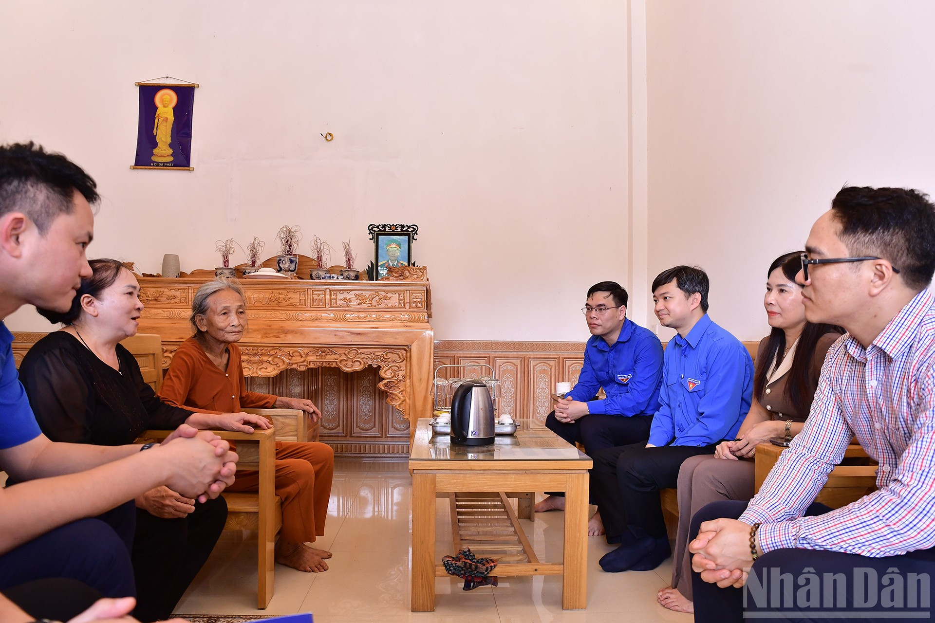 Trong khi đó, đoàn công tác do Bí thư Trung ương Đoàn , Chủ tịch Hội Sinh viên Việt Nam Nguyễn Minh Triết (thứ 3 từ phải sang) cùng đại diện các ban, bộ, ngành, đơn vị liên quan đã đến nhà các hộ dân để thăm hỏi, trao quà tặng, động viên. ndo_br_miu-3559.jpg