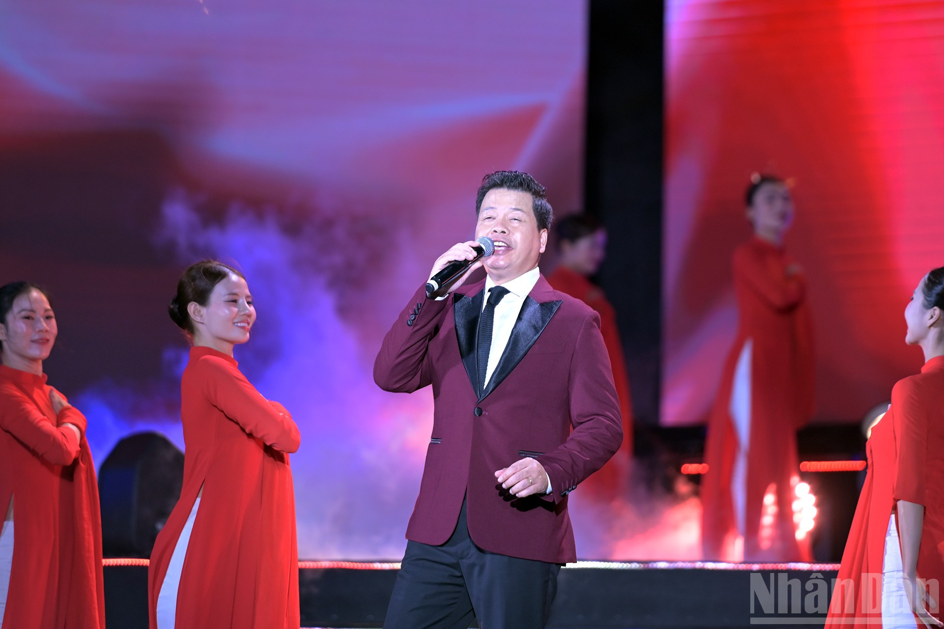 Nghệ sĩ Ưu tú Đăng Dương với nhạc phẩm mở màn "Lá cờ Đảng". ndo_br_miu-2044.jpg