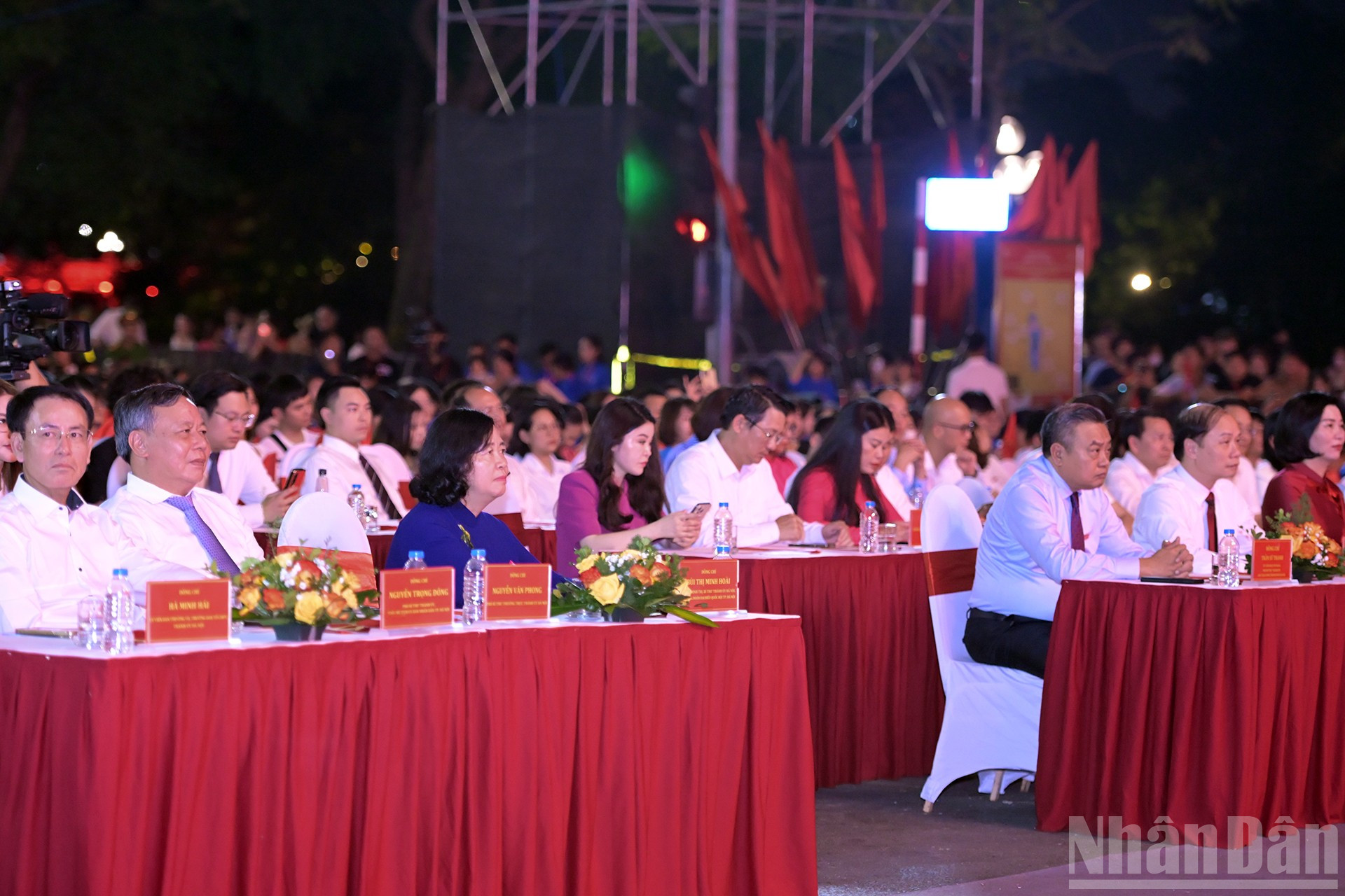 Các đồng chí Lãnh đạo Đảng, Nhà nước và thành phố Hà Nội dự chương trình. ndo_br_miu-2058.jpg