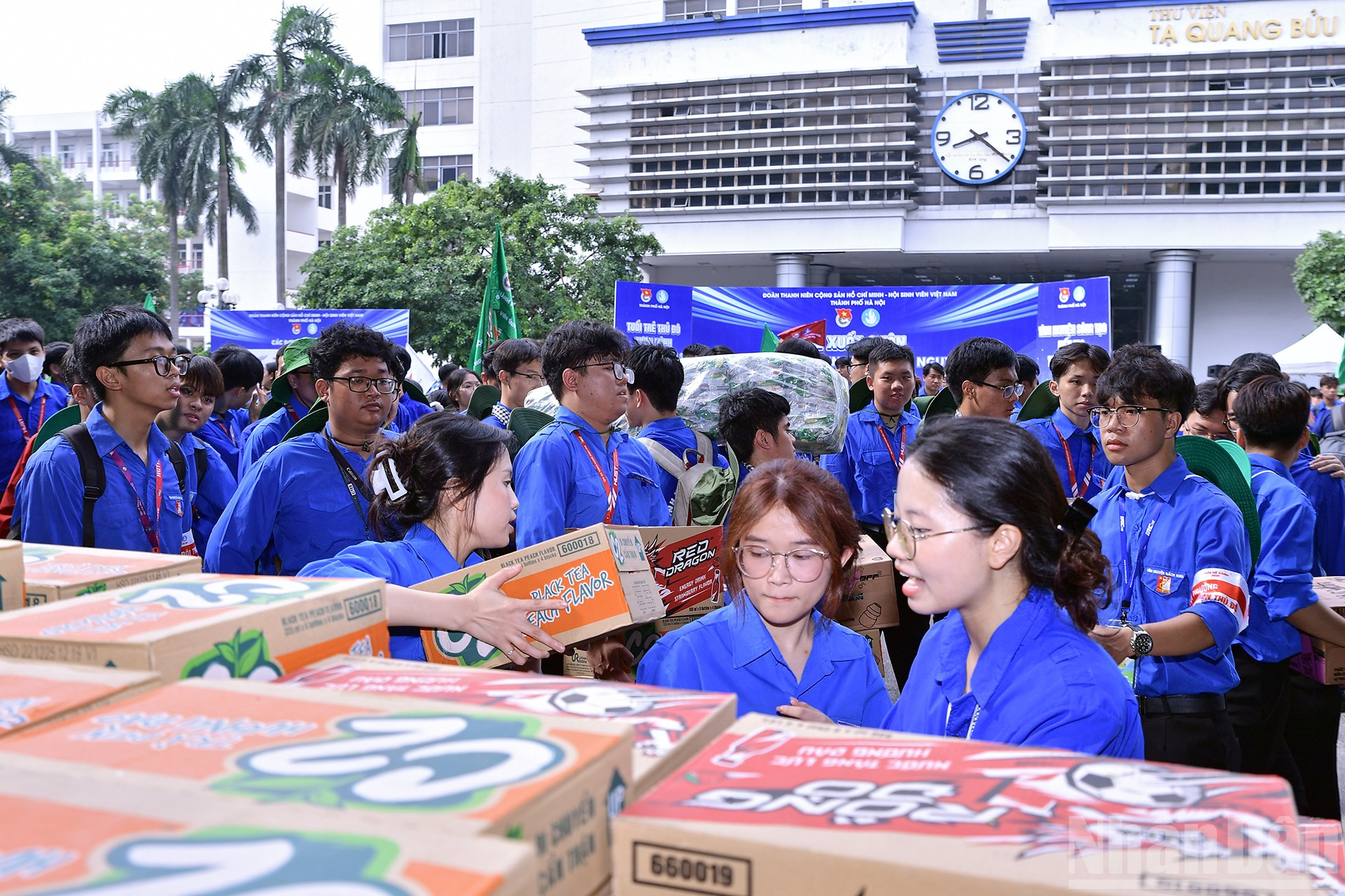 Đáng chú ý, có thể kể đến Ban Thanh niên tình nguyện Đại học Bách khoa Hà Nội với các công trình "Tuyến đường thắp sáng đường quê bằng năng lượng mặt trời ", "Không gian đọc sách ngoài trời cho học sinh tiểu học"... ndo_br_miu-4278.jpg