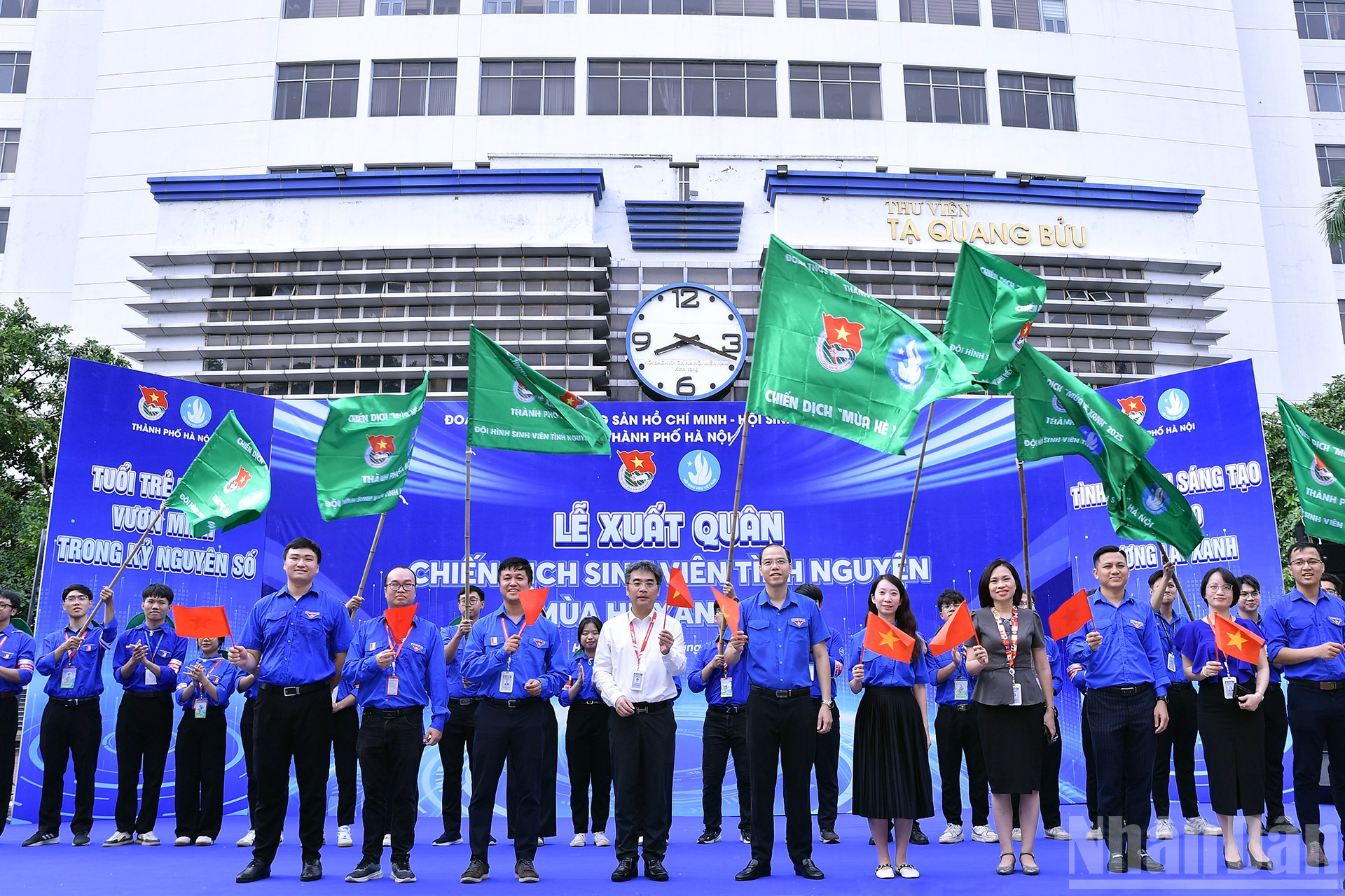Tại buổi lễ, các đội hình tiêu biểu đã giơ cao ngọn cờ tình nguyện, thể hiện quyết tâm, ý chí, cống hiến, khát vọng của tuổi trẻ Thủ đô tiếp nối thế hệ cha anh đi trước, phát huy truyền thống tốt đẹp của dân tộc “chia sẻ yêu thương” và tinh thần "Hà Nội cùng cả nước, vì cả nước”. ndo_br_miu-4273.jpg