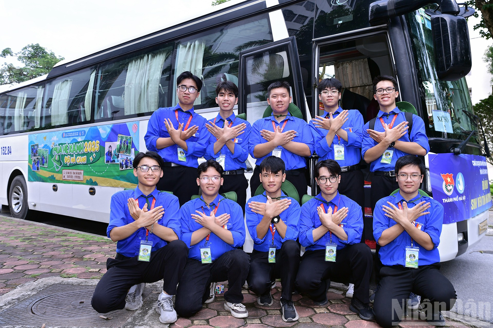 Cùng với đó là Đội Tuyên truyền phổ biến pháp luật Đoàn Thanh niên Trường Đại học Luật Hà Nội với "Nấu ăn cho em", "Tủ sách 0 đồng"; Đội Cộng tác viên Hội Sinh viên Thành phố Hà Nội với chuỗi hoạt động dọn dẹp, dâng hương tại đài tưởng niệm, trao quà tặng học sinh hoàn cảnh khó khăn. ndo_br_miu-4285.jpg