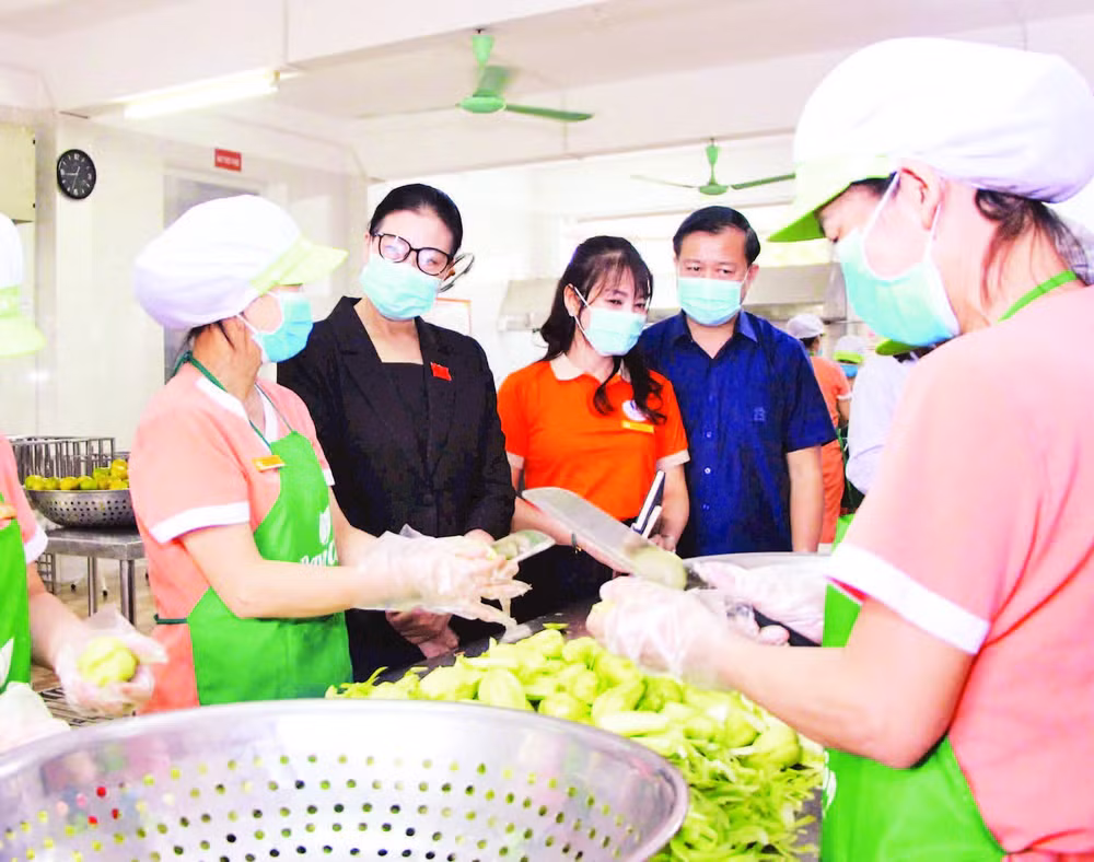 Đoàn giám sát của Ban Văn hóa-Xã hội (Hội đồng nhân dân Thành phố Hà Nội) khảo sát bếp ăn bán trú tại Trường mầm non Triều Khúc, phường Thanh Liệt.