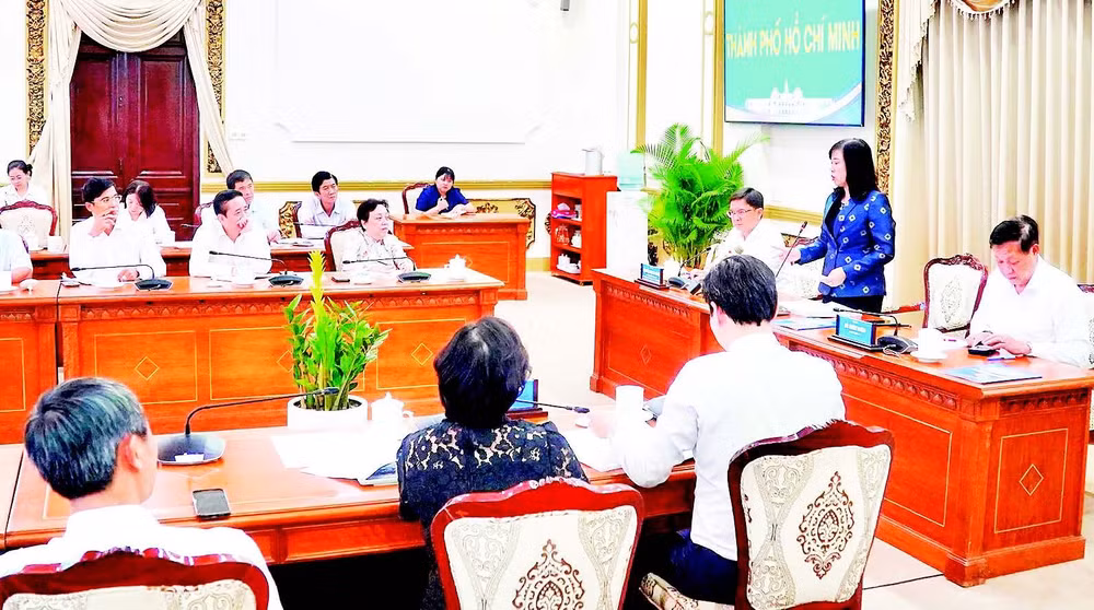 Bộ trưởng Y tế Đào Hồng Lan trong buổi làm việc với Sở An toàn thực phẩm Thành phố Hồ Chí Minh.