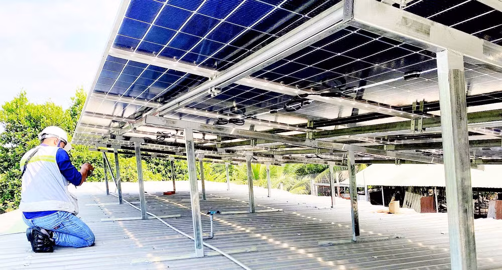 Lắp đặt điện năng lượng mặt trời là một trong những giải pháp chuyển đổi năng lượng xanh, đáp ứng nhu cầu phát triển tại nhiều doanh nghiệp, hộ gia đình.