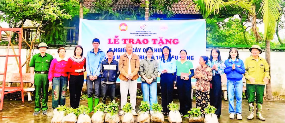 trao-tang-cay-que-giong-cho-ho-ngheo-anh-khanh-huyen.jpg