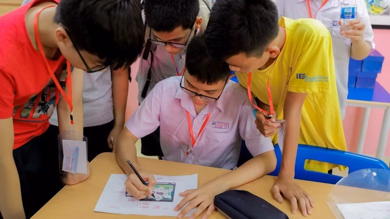 Đề thi không chỉ kiểm tra kiến thức mà còn yêu cầu học sinh vận dụng tư duy logic, khả năng phản biện.