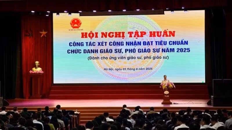 Chánh văn phòng Hội đồng giáo sư Nhà nước, Phó Giáo sư, Tiến sĩ Trần Anh Tuấn phát biểu tại Hội nghị. (Ảnh: THÚY QUỲNH)