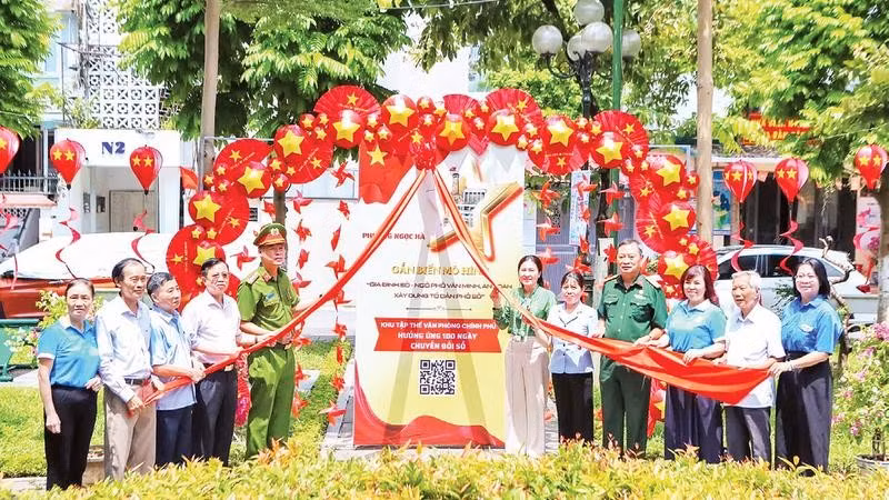 Lễ gắn biển công trình “Gia đình số-Ngõ phố văn minh, an toàn-Xây dựng tổ dân phố số” tại ngõ 36, ngõ 40 phố Vạn Bảo.