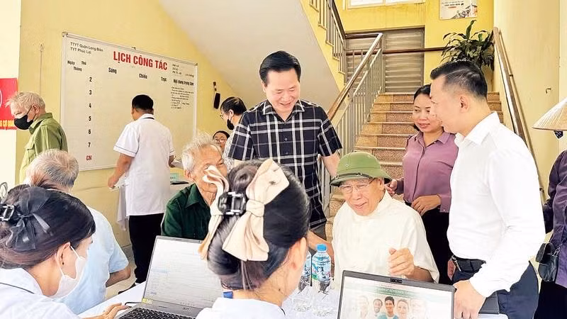 Lãnh đạo Đảng ủy phường Phúc Lợi kiểm tra công tác khám sức khỏe, cấp thuốc miễn phí cho người có công trên địa bàn (Ảnh MINH PHÚC)