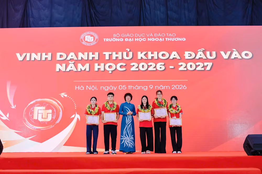 Vinh danh thủ khoa đầu vào năm học 2026-2027 (Ảnh: FTU)