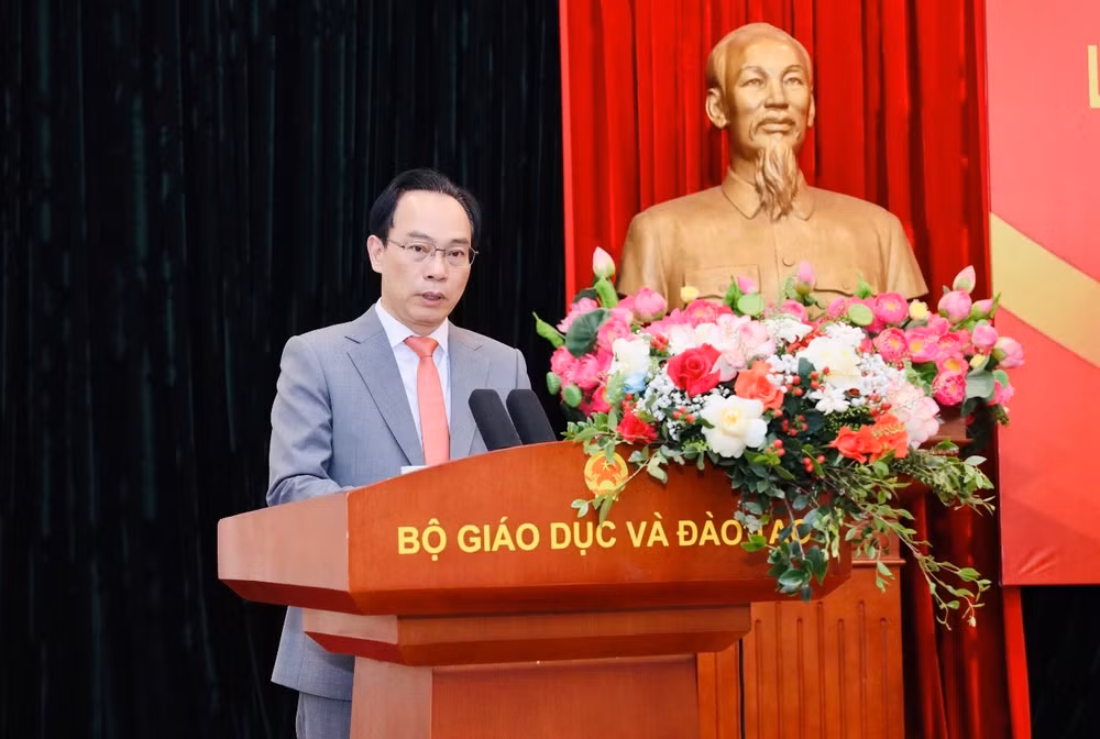 Bộ trưởng Giáo dục và Đào tạo Hoàng Minh Sơn phát biểu ý kiến.