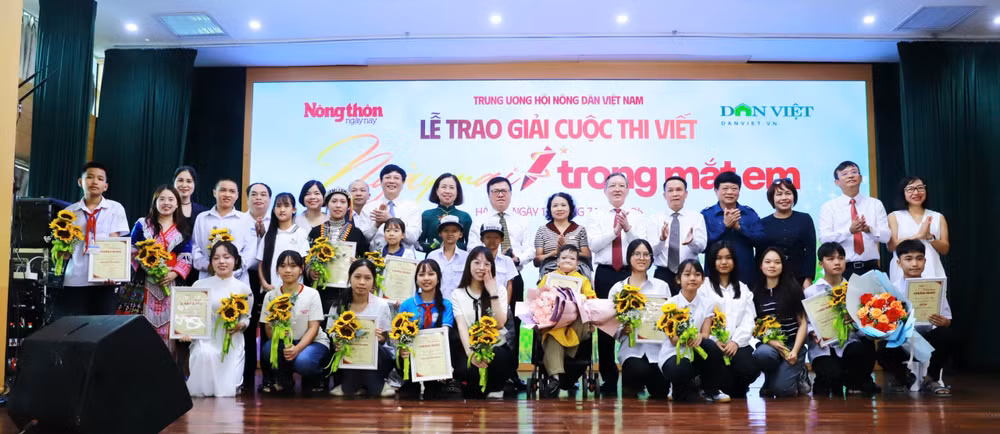 Các đại biểu chụp ảnh cùng các tác giả đạt giải Cuộc thi viết "Ngày mai trong mắt em". 