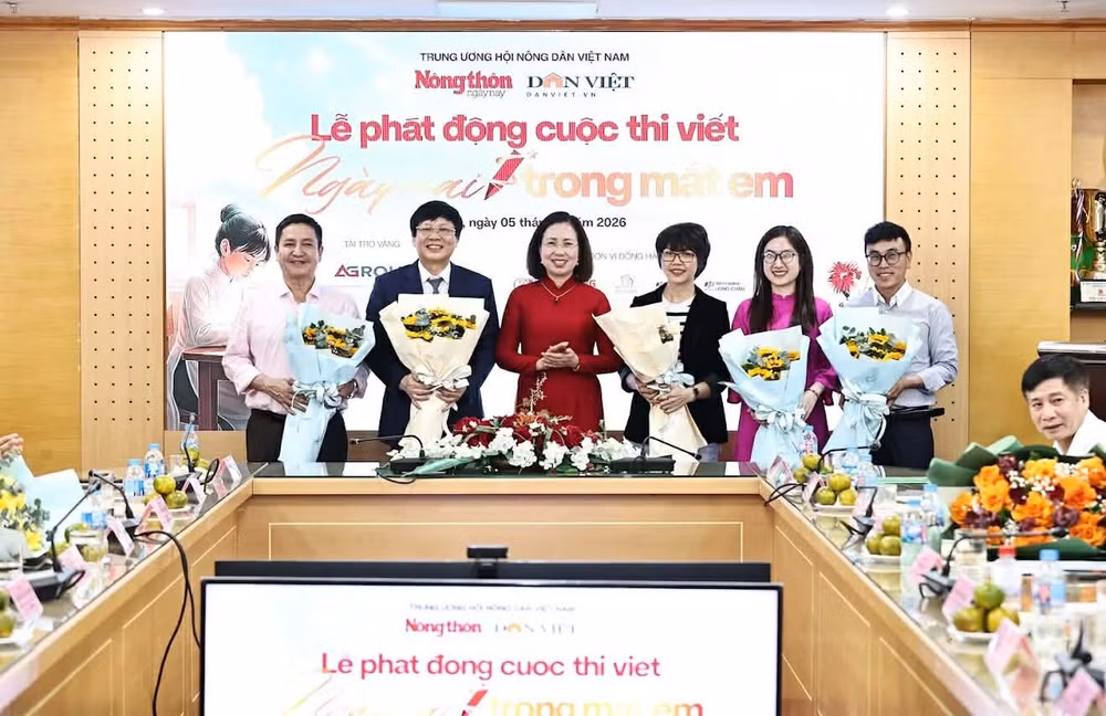 Bà Bùi Thị Thơm, Phó Chủ tịch Ban Chấp hành Trung ương Hội Nông dân Việt Nam, Trưởng Ban Chỉ đạo Cuộc thi tặng hoa Ban Giám khảo.