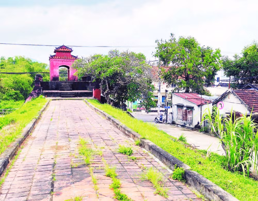 Một đoạn tường thành cổ Diên Khánh