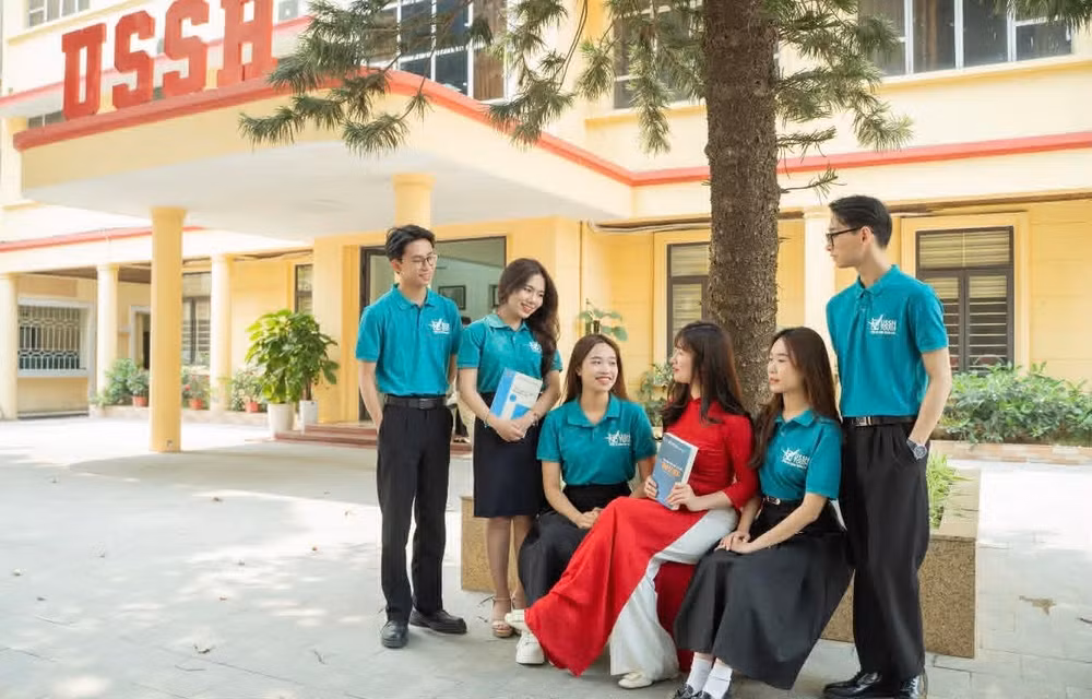 Sinh viên Trường đại học Khoa học Xã hội và Nhân văn (Đại học Quốc gia Hà Nội) cùng trợ lý đào tạo khoa học trao đổi học tập. 