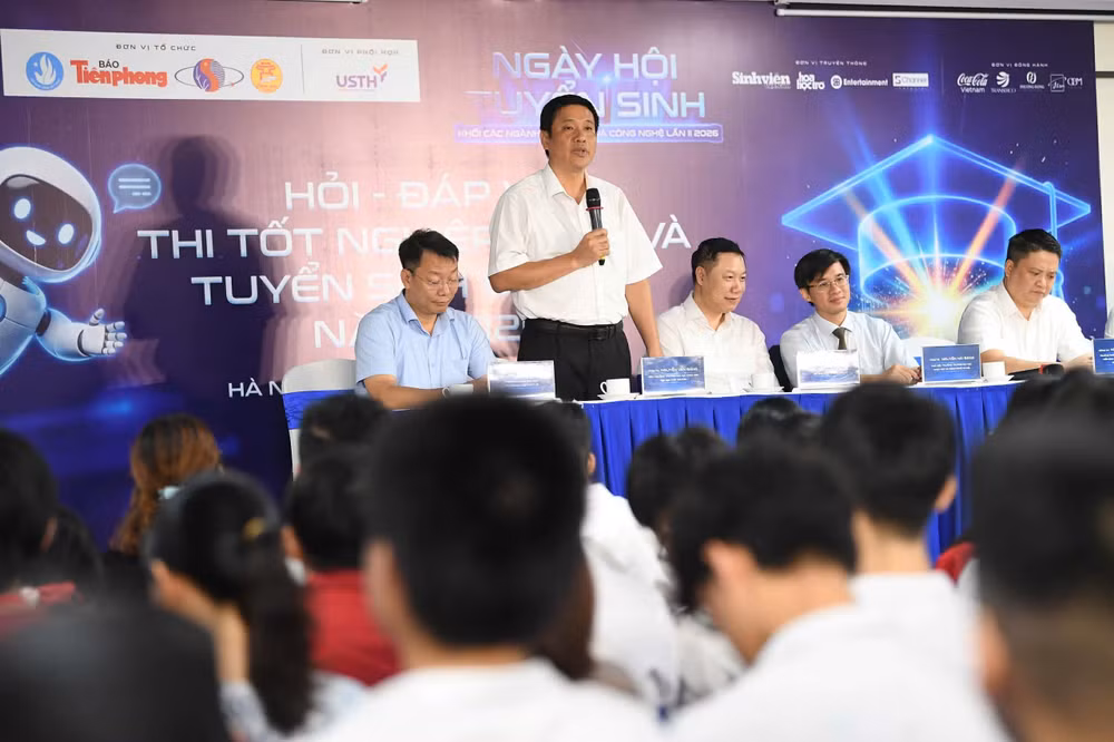 Đại diện Bộ Giáo dục và Đào tạo, Sở Giáo dục và Đào tạo Hà Nội cùng các trường đại học giải đáp mọi thắc mắc của học sinh. 