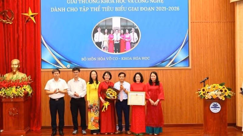 Nhiều tập thể được vinh danh, trao thưởng.