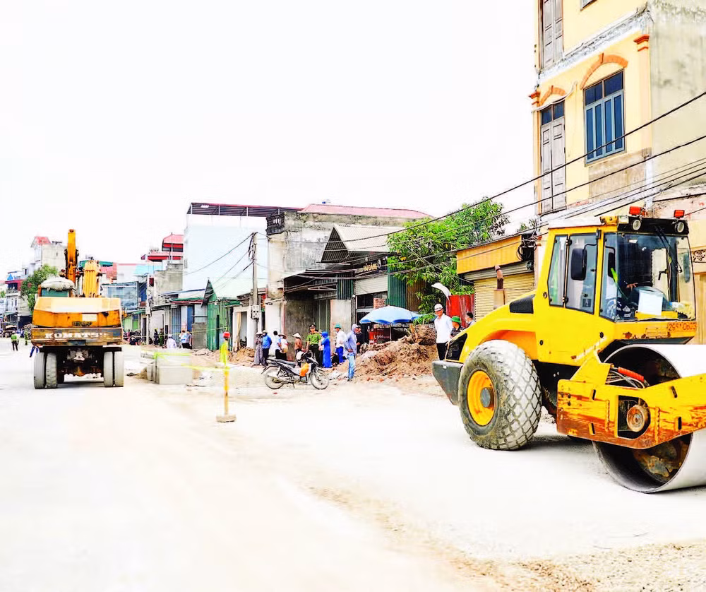 Quốc lộ 21B được giải phóng mặt bằng xong đến đâu, đơn vị thi công tập trung máy móc làm đến đó (Ảnh THÁI QUANG)