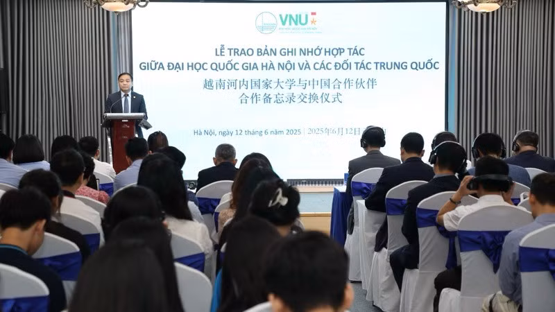 Quang cảnh Lễ trao Bản ghi nhớ hợp tác giữa Đại học Quốc gia Hà Nội và các đối tác Trung Quốc.
