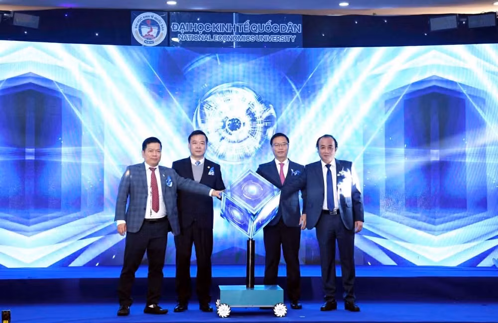 Lãnh đạo Đại học Kinh tế quốc dân thực hiện nghi thức kích hoạt Bộ nhận diện thương hiệu. (Ảnh: TUẤN ANH)
