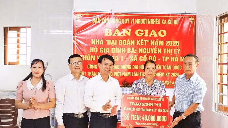 Lãnh đạo Mặt trận Tổ quốc xã Cổ Đô trao kinh phí hỗ trợ xây dựng nhà ở cho gia đình bà Nguyễn Thị Lý.