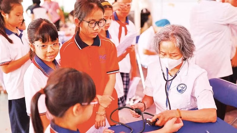 Trạm Y tế phường Yên Hòa khám sức khỏe miễn phí cho học sinh Trường tiểu học Nguyễn Siêu.