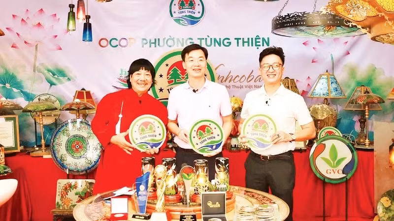 Chủ tịch Ủy ban nhân dân phường Tùng Thiện Nguyễn Viết Đạt (đứng giữa) trực tiếp livestream bán hàng.