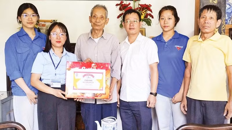 Cán bộ Tổ Hành chính công xung kích của Chi nhánh số 9 hỗ trợ thực hiện thủ tục hành chính và tặng quà cho cựu chiến binh Nguyễn Xuân Tùng trong dịp kỷ niệm các ngày lễ.