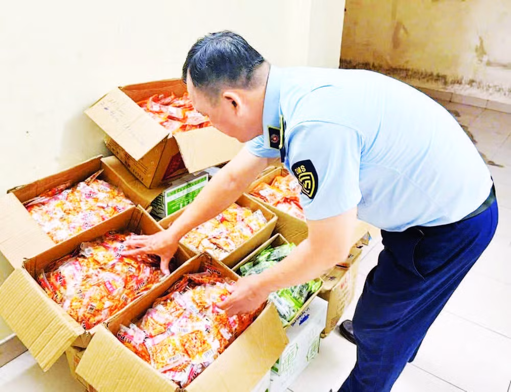Quản lý thị trường kiểm tra thực phẩm vi phạm.