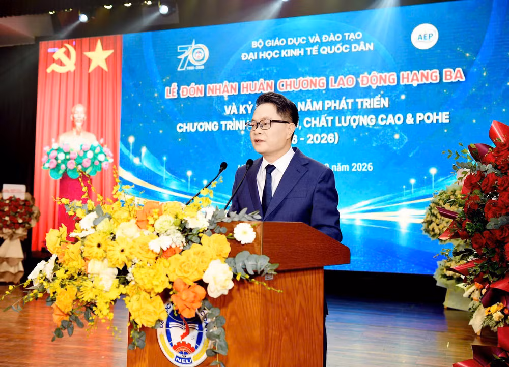 Tiến sĩ Vũ Văn Ngọc, Viện trưởng Viện Đào tạo Tiên tiến, Chất lượng cao và POHE (Đại học Kinh tế Quốc dân) phát biểu. (Ảnh: NEU)