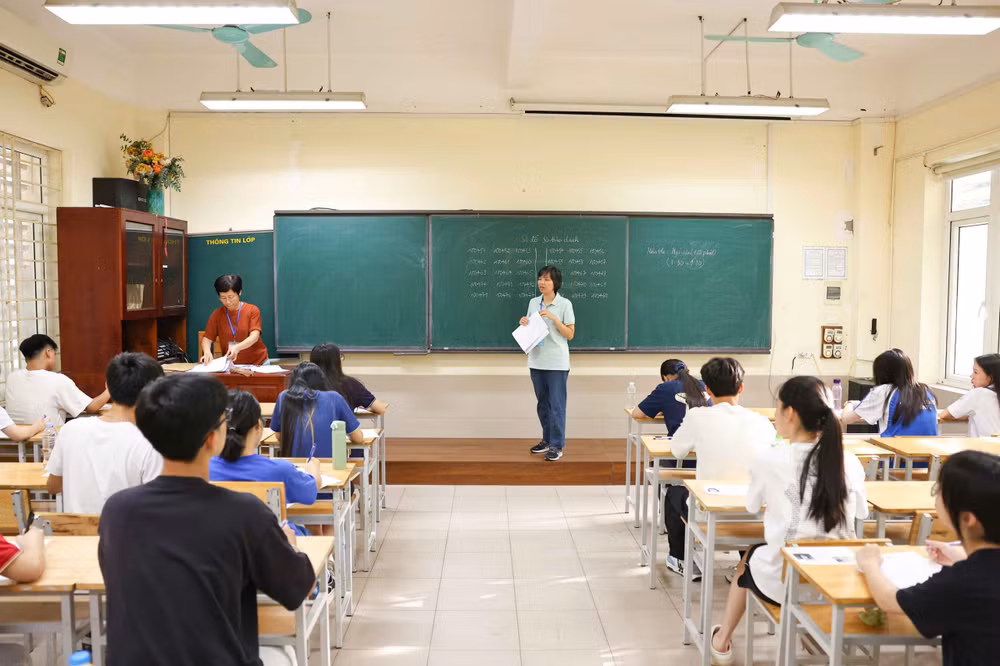 Cán bộ coi thi phổ biến quy chế thi cho thí sinh tại phòng thi. (Ảnh: ĐẠI THẮNG)