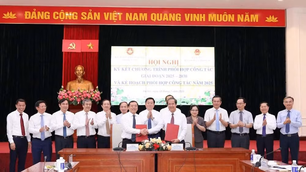Lãnh đạo Ban Tuyên giáo và Dân vận Trung ương cùng lãnh đạo Đảng ủy Bộ Giáo dục và Đào tạo ký kết Chương trình phối hợp công tác giai đoạn 2025-2030. (Ảnh: Trần Hiệp)