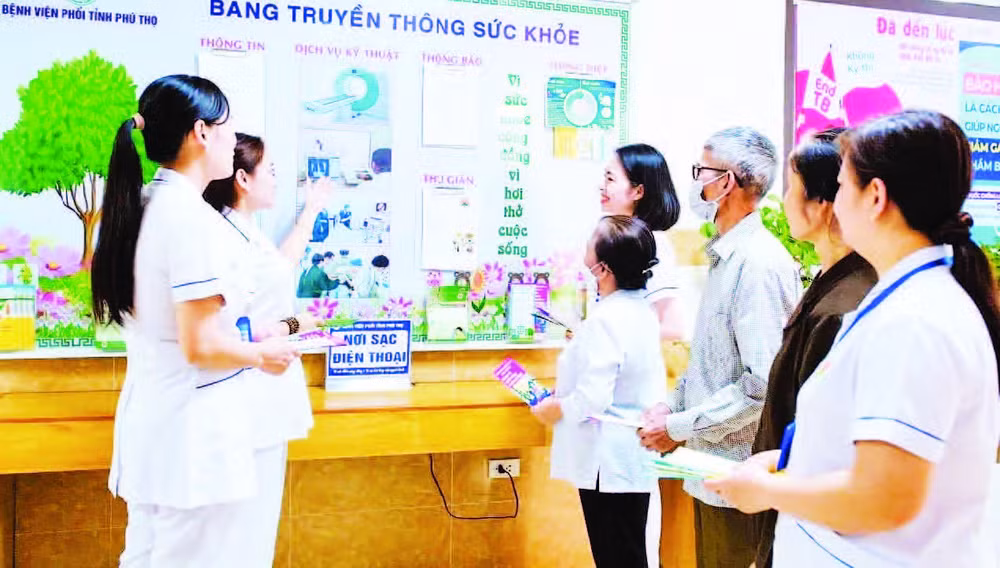 Cán bộ Bệnh viện phổi tỉnh Phú Thọ tư vấn cho người dân về bệnh lao.