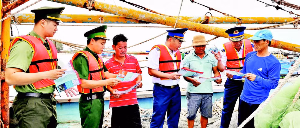 Các lực lượng chức năng phổ biến quy định về chống khai thác IUU cho ngư dân tại Thành phố Hồ Chí Minh.