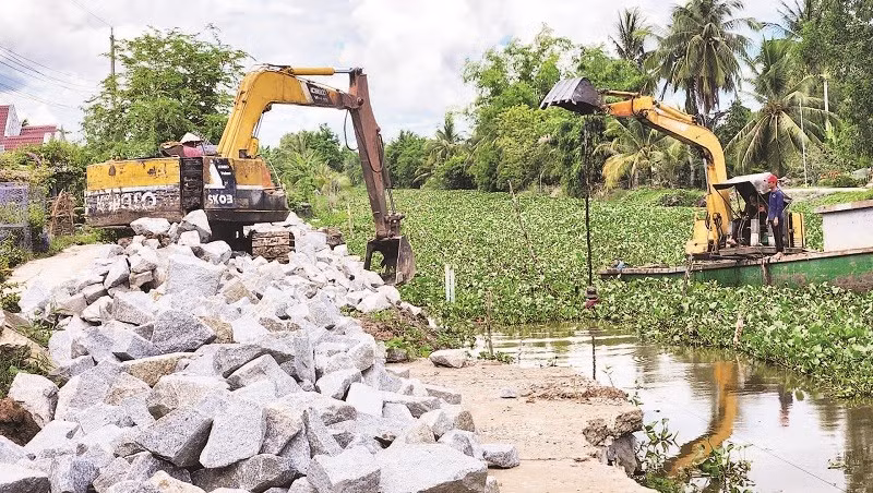 Nhà thầu thi công tuyến lộ giao thông nông thôn thuộc ấp Trung Đoàn, xã An Minh Bắc, huyện U Minh Thượng, tỉnh Kiên Giang