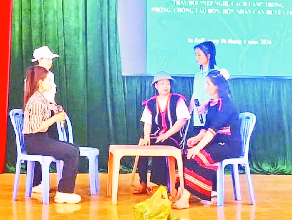 tieu-pham-co-do-thon-ban-oi-tai-buoi-tuyen-truyen-gop-phan-chuyen-tai.jpg