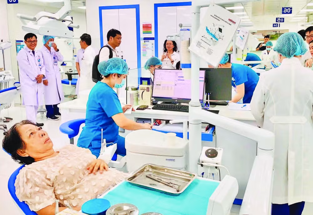 Người cao tuổi khám sức khỏe tại Bệnh viện Thống Nhất.