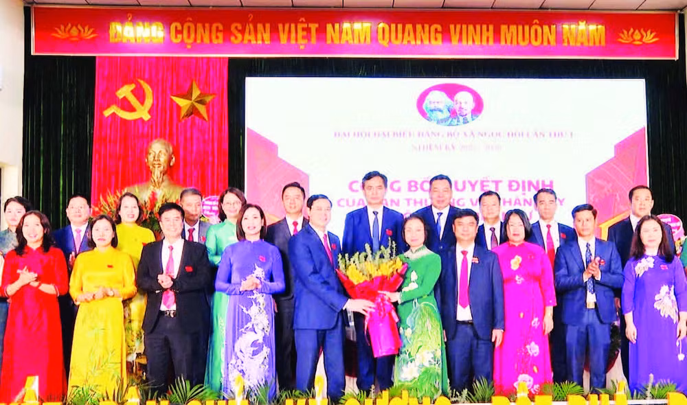 Lãnh đạo thành phố Hà Nội chúc mừng Ban Chấp hành Đảng bộ xã Ngọc Hồi nhiệm kỳ 2025-2030. (Ảnh HƯƠNG GIANG)
