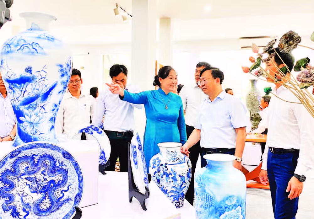 Sở Công thương Hà Nội trưng bày, giới thiệu các sản phẩm gốm sứ Bát Tràng.