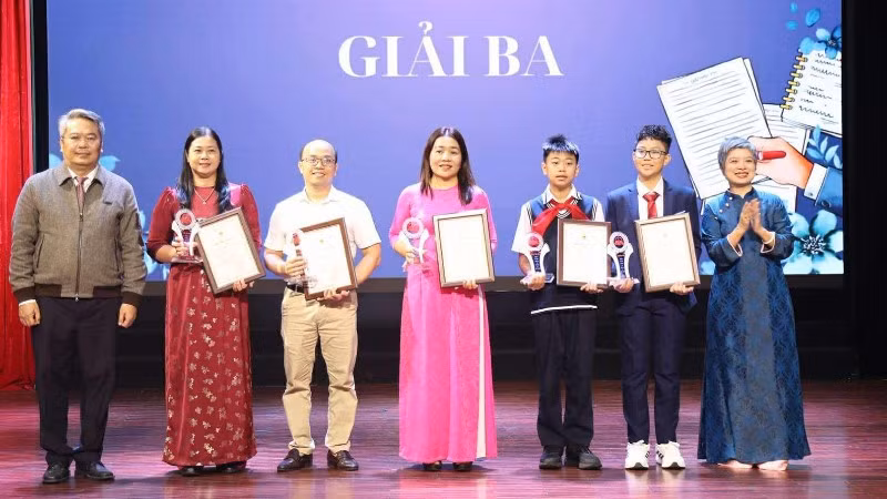 Ban tổ chức trao cho các tác giả có tác phẩm đạt giải Ba.
