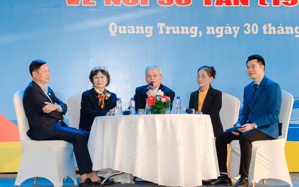 Những nhân chứng lịch sử trong suốt những năm tháng sơ tán của Đại học Kinh tế Quốc dân chia sẻ tại phần giao lưu “Ký ức về một thời sơ tán”.