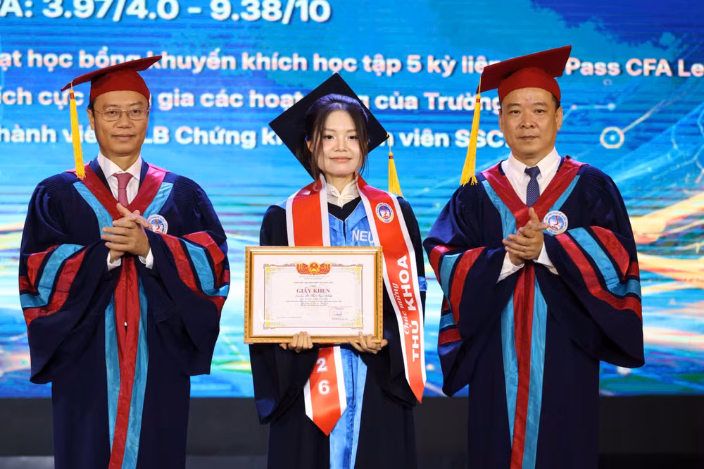 Lãnh đạo Đại học Kinh tế Quốc dân trao Giấy khen cho sinh viên xuất sắc. (Ảnh: Ngọc Mai)