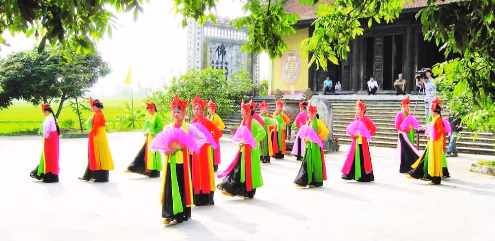 Múa Bát Dật tại lễ hội truyền thống đền Lộng Khê. (Ảnh NGUYỄN TƯƠI)