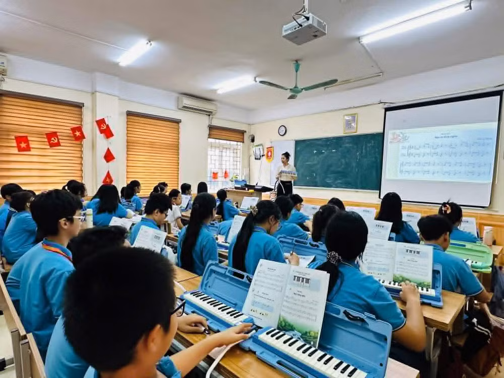 Tiết học đàn phím của học sinh Trường trung học cơ sở năng khiếu, Trường đại học Sư phạm Hà Nội.