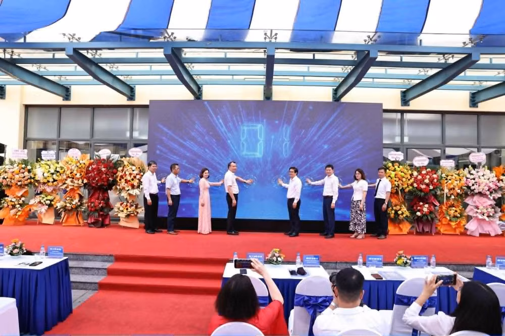 Các đại biểu thực hiện nghi thức ra mắt HNUE STEM Ecosystem - Hệ sinh thái STEM Trường đại học Sư phạm Hà Nội. (Ảnh: THANH TÙNG)