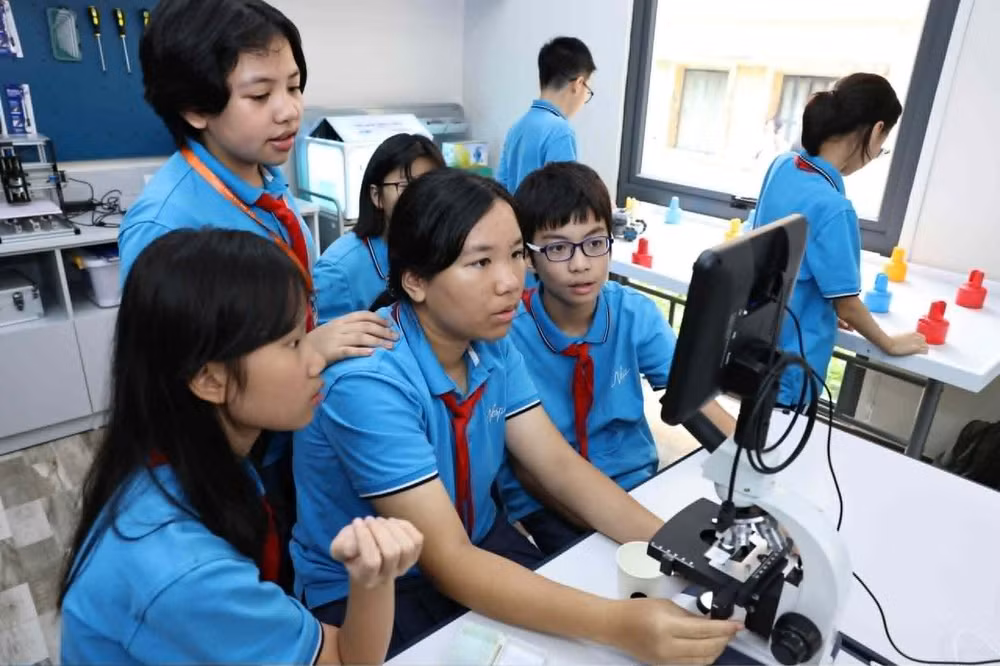 Học sinh trải nghiệm khám phá các tiêu bản tế bào động thực vật trong tự nhiên tại Lễ ra mắt HNUE STEM Ecosystem – Hệ sinh thái STEM Trường đại học Sư phạm Hà Nội. Ảnh: THANH TÙNG